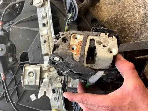 Ford Fiesta Sağ Arka Kapı Kilidi çıkma parça