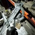 Renault Kangoo Sol Ön Cam Krikosu Çıkma