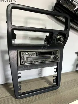 Mazda 121 Teyp çıkma parça