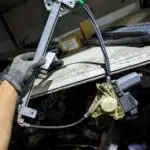 Çıkma Orijinal Sol Ön Cam Krikosu Mitsubishi Carisma 2024