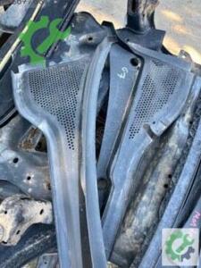 Volkswagen Golf Orijinal Çıkma Ön Cam Izgarası