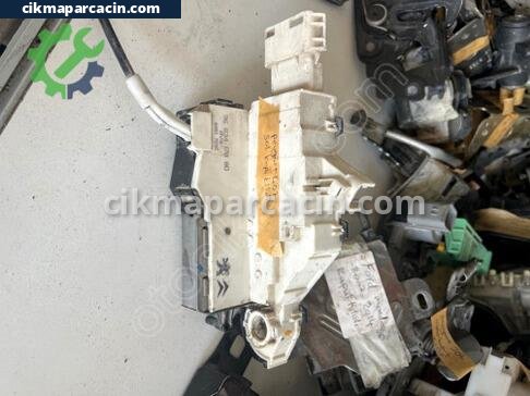 Peugeot 407 Sol Ön Kapı Kilidi çıkma parça