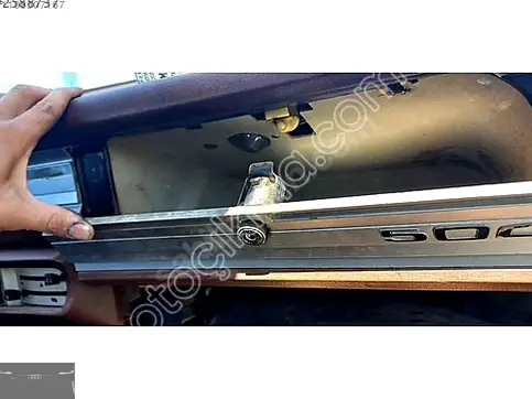 Peugeot 504 Torpido çıkma parça