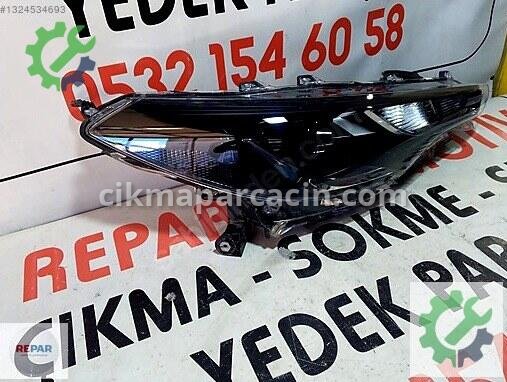 Toyota Corolla Cross Sağ Ön Far çıkma parça