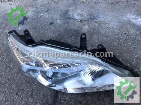 Toyota Corolla Sağ Ön Far 2010-2012 çıkma parça