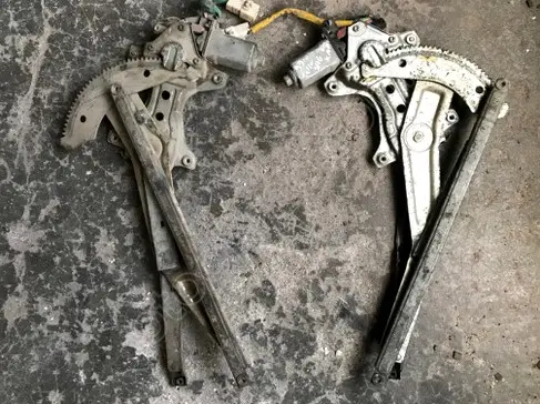 Toyota Corolla Sağ Ön Cam Krikosu 1999-2002 çıkma parça