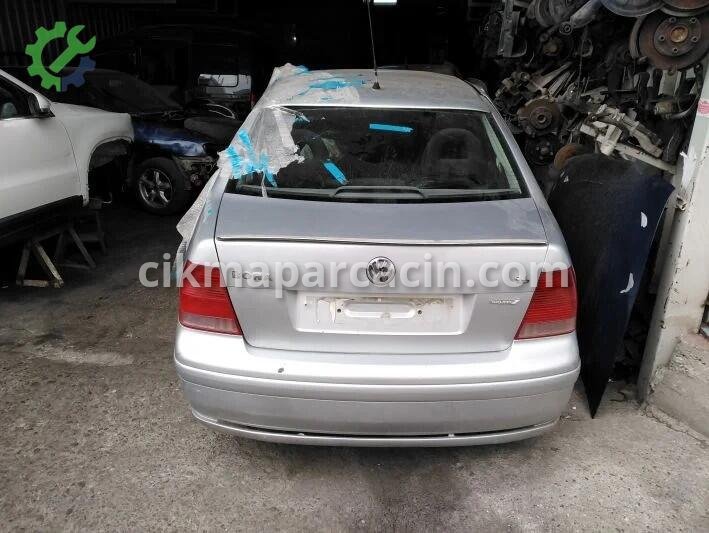 Volkswagen Bora Arka Çamurluk çıkma parça