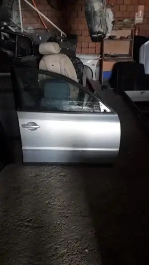 Volkswagen Passat Sağ Ön Kapı çıkma parça