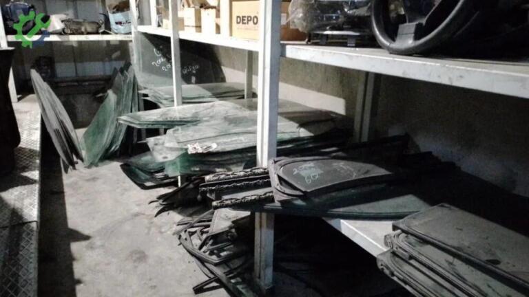 Volkswagen Bora Sol Ön Kapı Camı çıkma parça