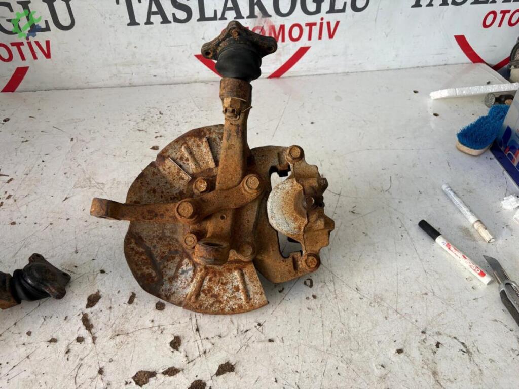 Mazda E-2200 Sağ Taşıyıcı çıkma parça