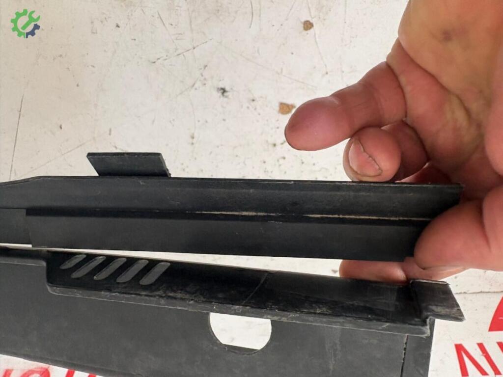 Audi A4 Ön Cam Izgarası çıkma parça