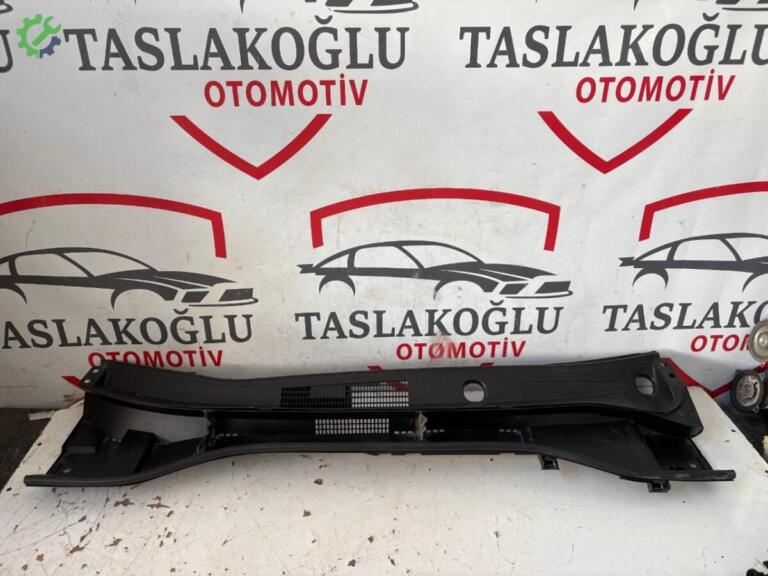 Toyota Corolla Ön Cam Izgarası çıkma parça