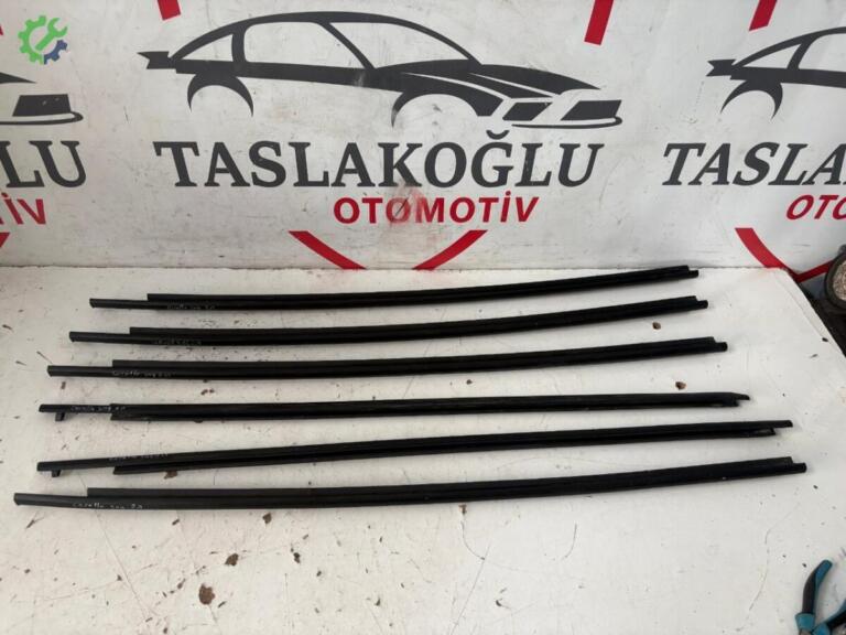 Toyota Corolla Cam Sıyırıcı çıkma parça