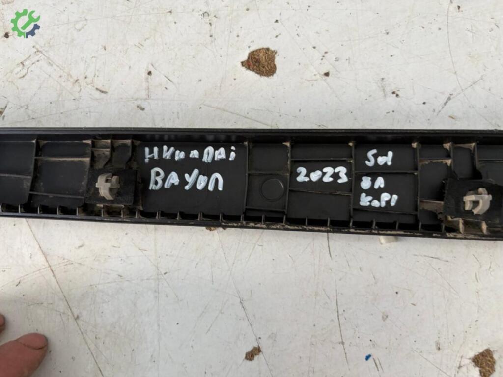 Hyundai Bayon Kapı Çıtası çıkma parça