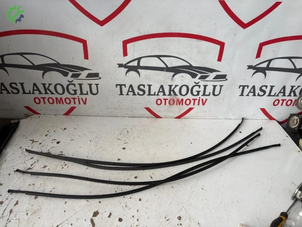 Toyota Corolla Tavan Çıtası çıkma parça
