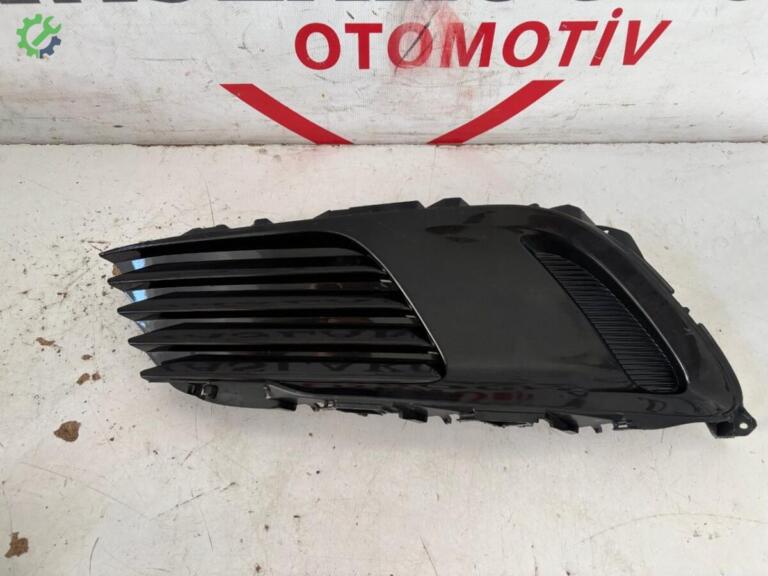 Toyota Auris Sis Farı Çerçevesi çıkma parça