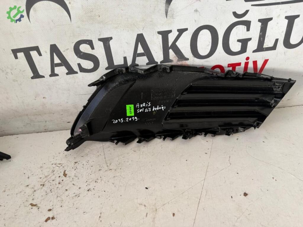 Toyota Auris Sis Farı Çerçevesi 5204002120 çıkma parça