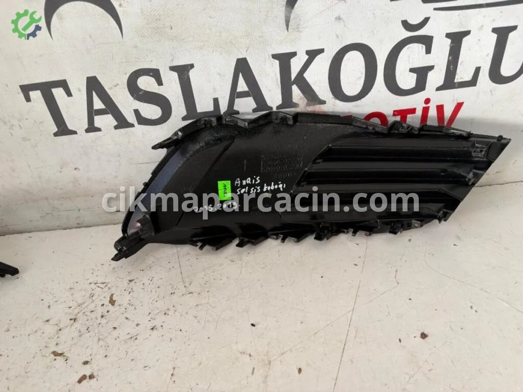 Toyota Auris Sis Farı Çerçevesi 5204002120 çıkma parça