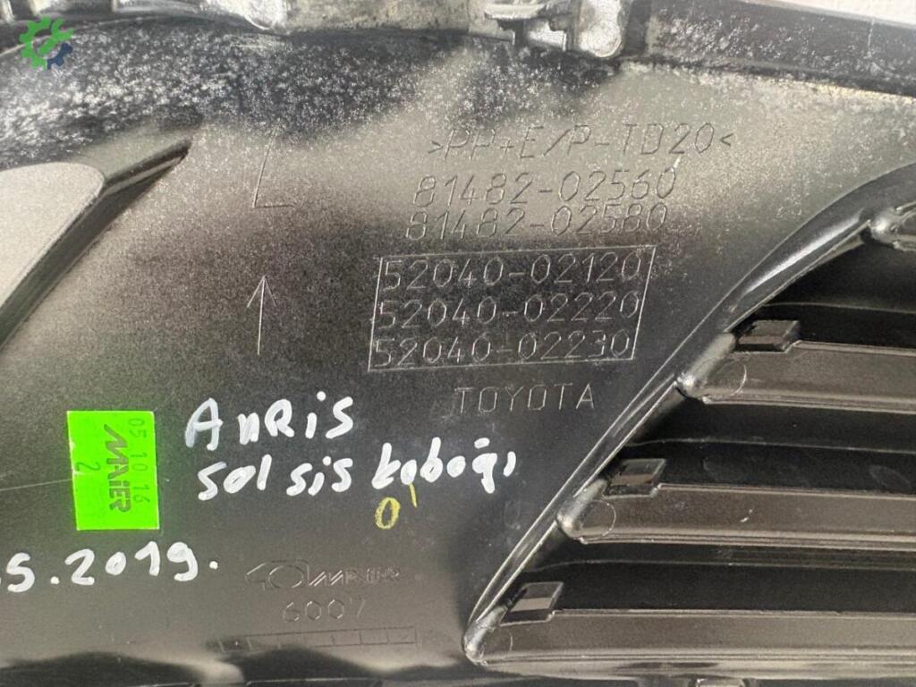 Toyota Auris Sis Farı Çerçevesi 5204002120 çıkma parça