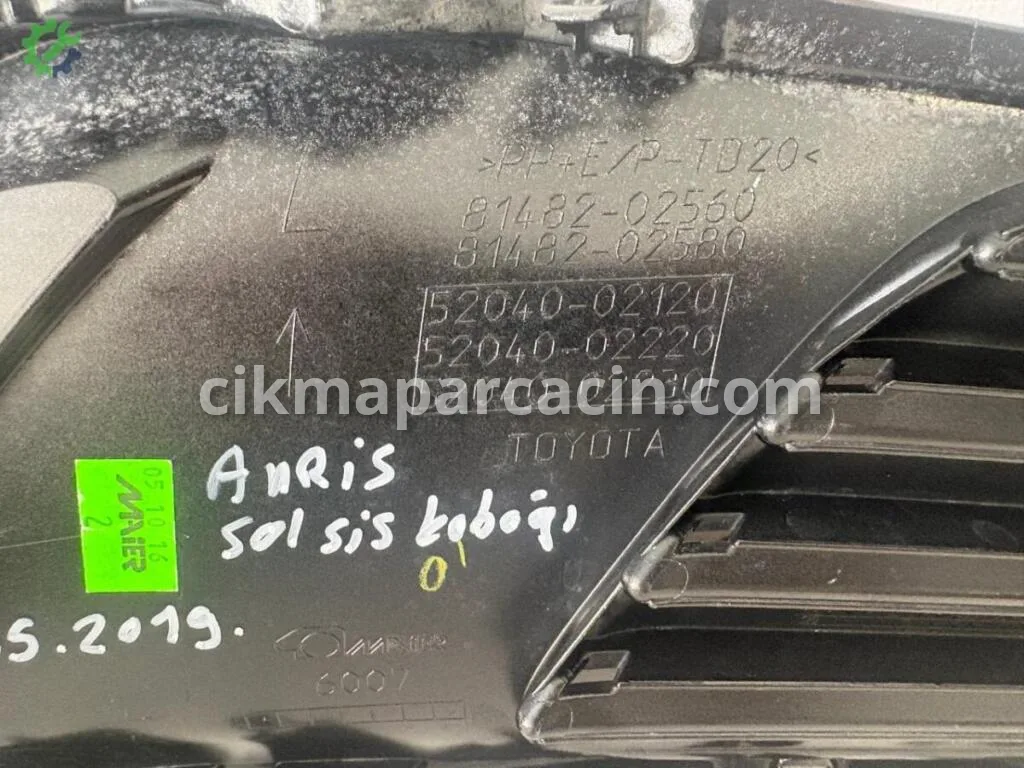 Toyota Auris Sis Farı Çerçevesi 5204002120 çıkma parça