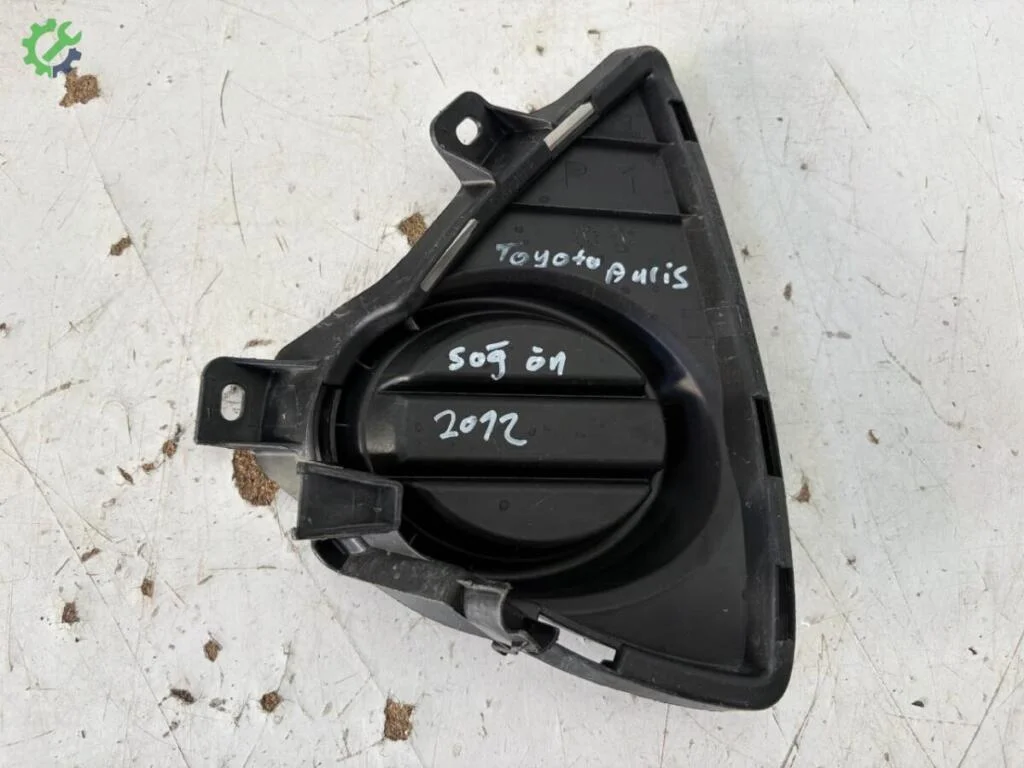 Toyota Auris Sis Farı Çerçevesi 8148102300 çıkma parça