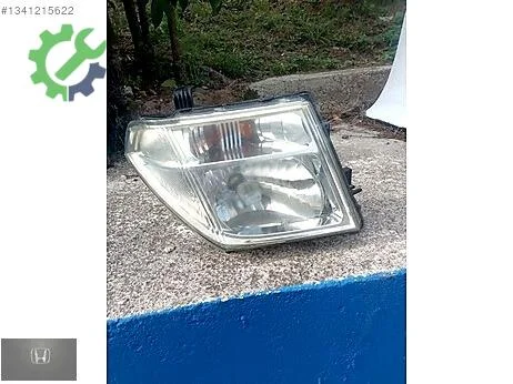 Nissan Navara Sağ Ön Far çıkma parça