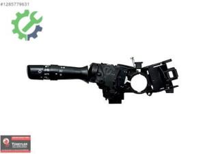 TÜNEYLER ‘DEN TOYOTA HİLUX FAR SİNYAL KOLU 2012 2015