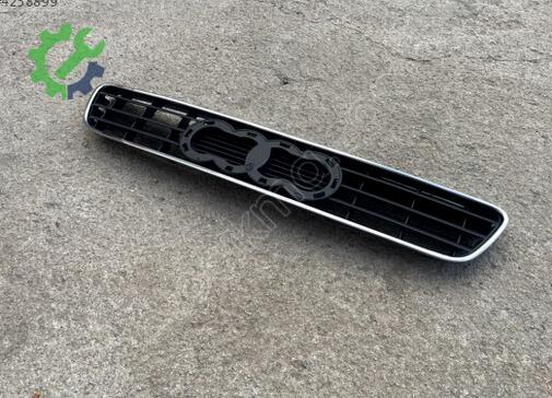 Audi A3 Ön Panjur 8L08076673FZ çıkma parça