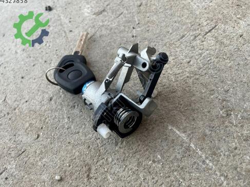 Volkswagen Golf Bagaj Kilidi 1J6827297G çıkma parça
