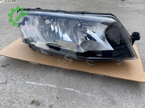 Skoda Octavia Sağ Ön Far çıkma parça