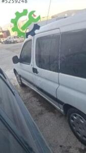 Peugeot partner sol sürgülü kapı dolu araçtan sökme