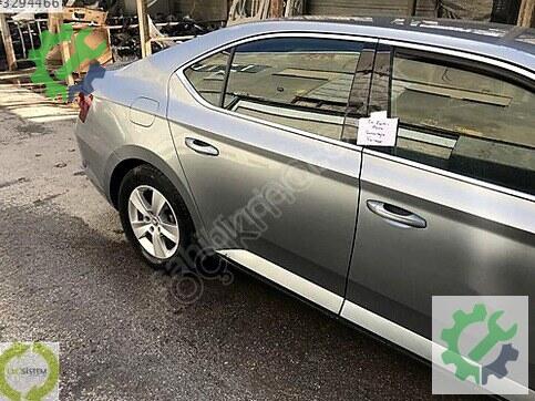 Skoda Superb Sağ Arka Kapı 3V5833052 çıkma parça