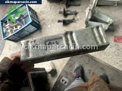 Audi A4 Ön Tampon Demiri çıkma parça