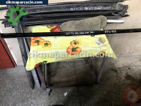 Audi A3 Sol Kapı Çıtası çıkma parça