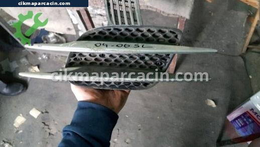 Mercedes-Benz SL Sağ Ön Çamurluk çıkma parça