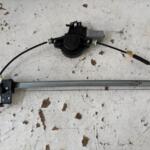 MAZDA 3 SOL ÖN CAM KRİKOSU