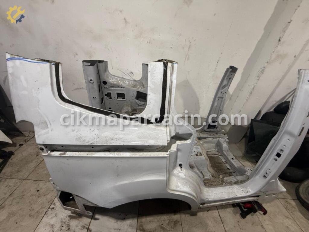 Ford Courier Sağ Arka Çamurluk çıkma parça