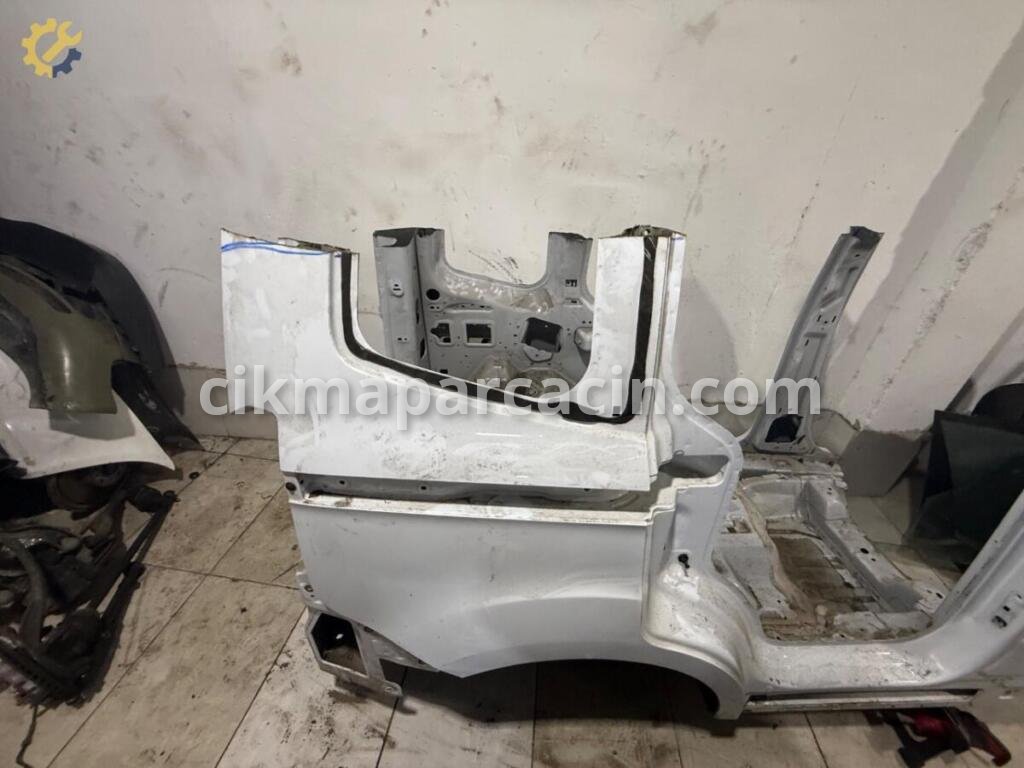 Ford Courier Sağ Arka Çamurluk çıkma parça