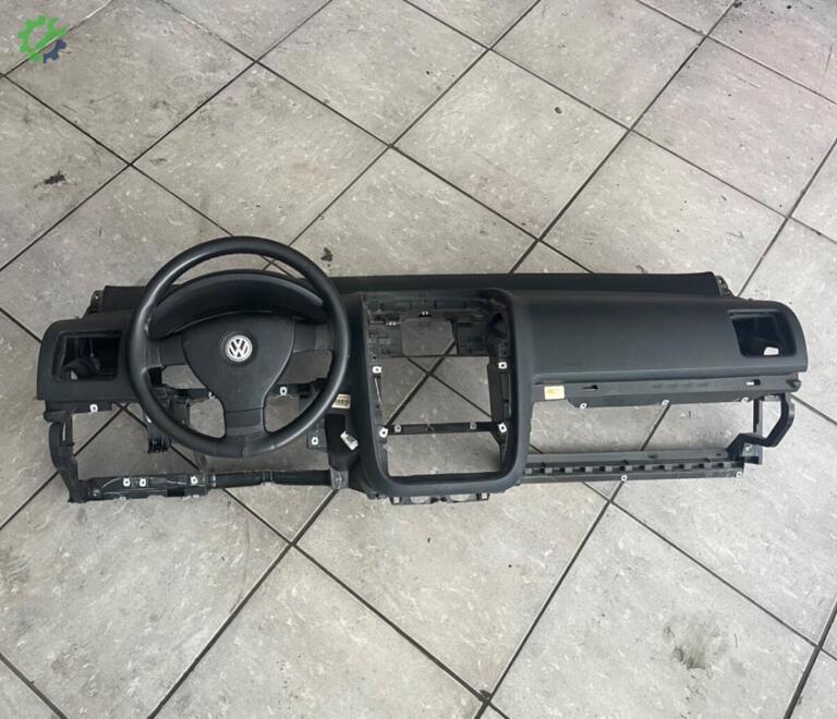 Volkswagen Jetta Göğüs çıkma parça