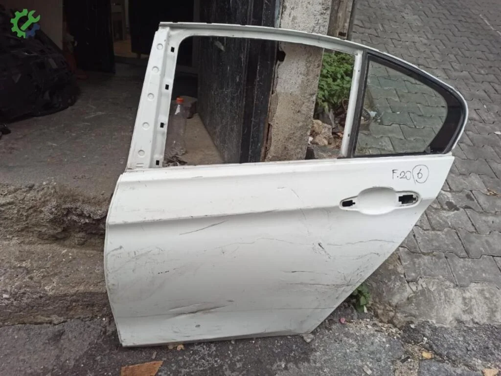 BMW 1 Serisi Sol Arka Kapı çıkma parça