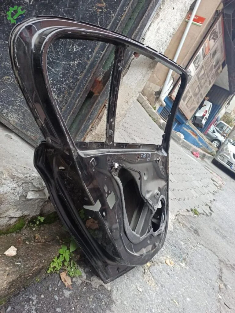 BMW 1 Serisi Sol Arka Kapı çıkma parça