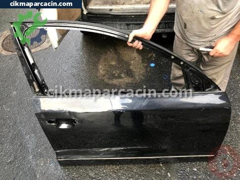 Skoda Octavia Sağ Ön Kapı çıkma parça