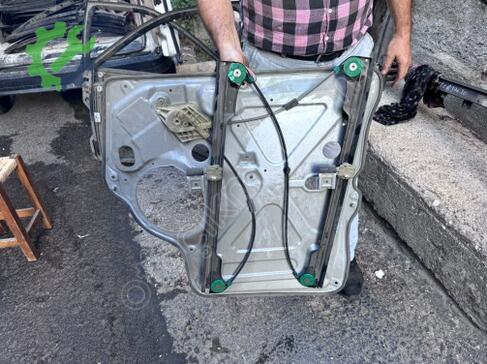 Volkswagen Transporter Sol Ön Cam Krikosu çıkma parça