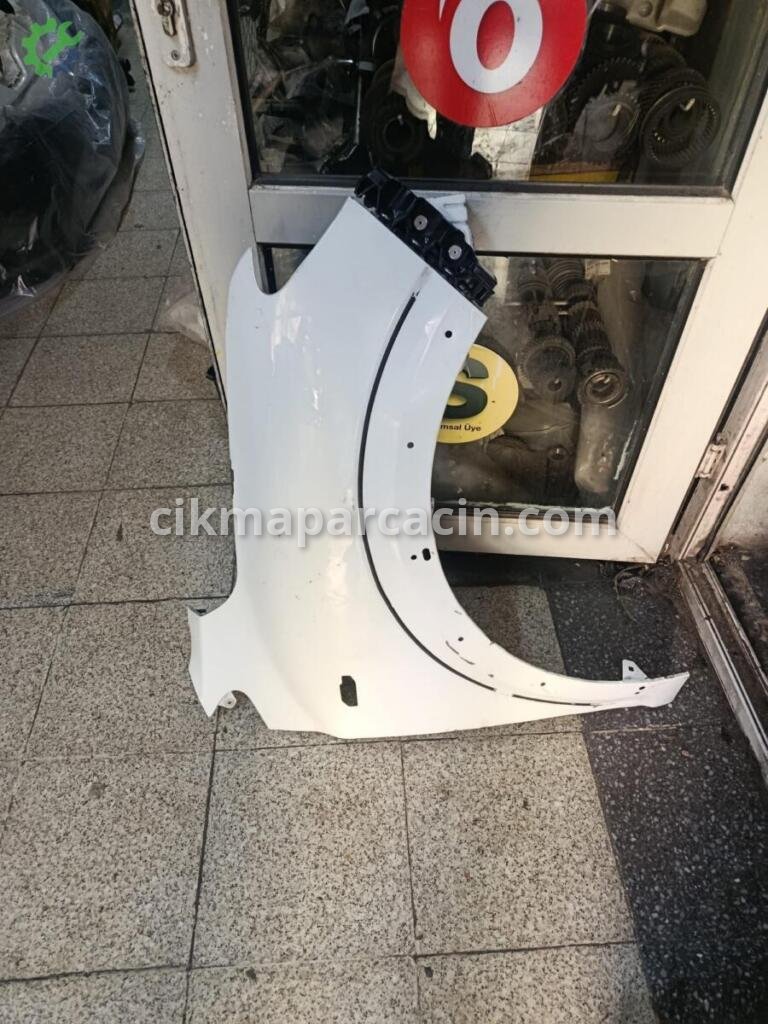 Dacia Sandero Sağ Ön Çamurluk çıkma parça